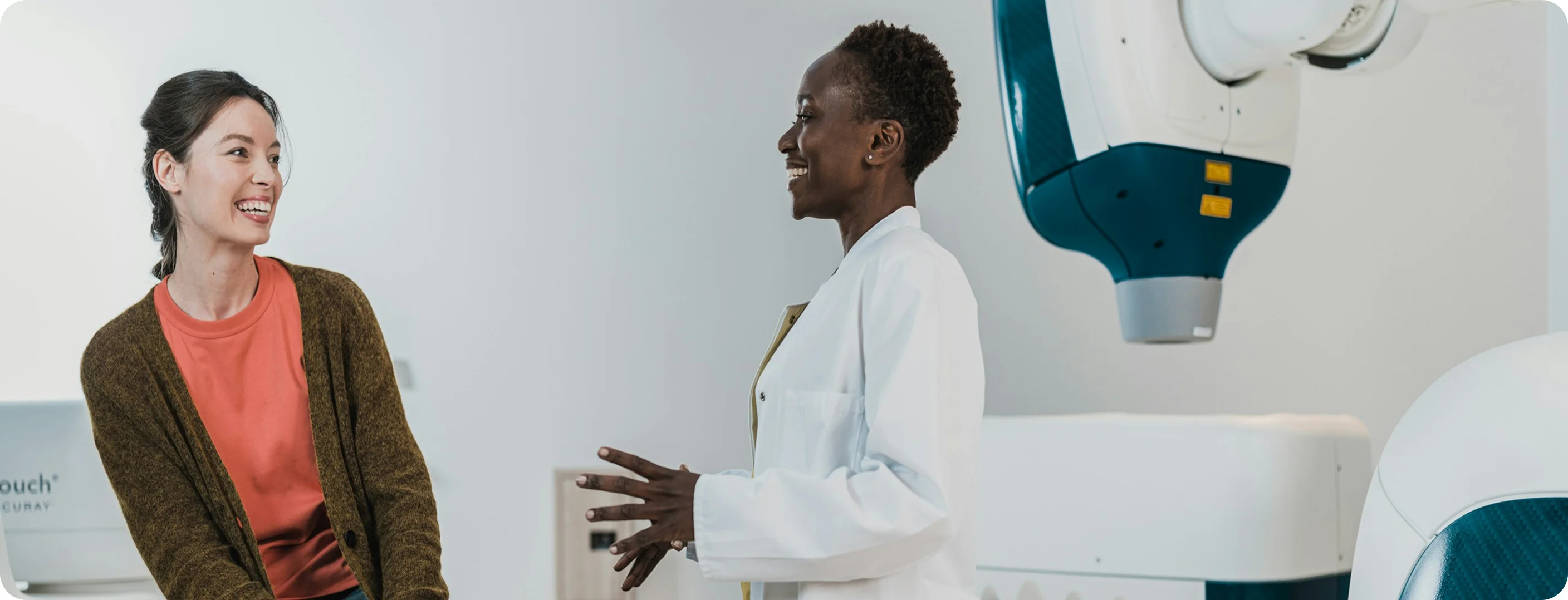 Consultation médicale entre une patiente et une professionnelle de santé